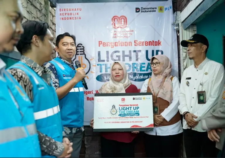 PLN UP3 Bandung Nyalakan Listrik untuk Warga Prasejahtera Lewat Program Light Up the Dream