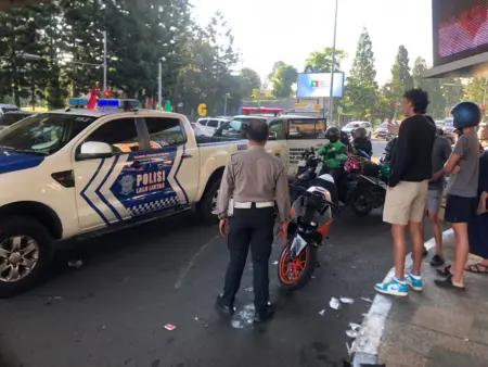 Dua Motor Tabrakan di Perempatan Dago Cikapayang Bandung, Dua Pengendara Luka Dua Motor Tabrakan di Perempatan Dago Cikapayang Bandung, Dua Pengendara Luka