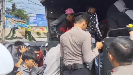 Polres Karawang Amankan 49 Pelajar SMK Hendak Ikut Unjuk Rasa ke DPR RI Polres Karawang Amankan 49 Pelajar SMK Hendak Ikut Unjuk Rasa ke DPR RI