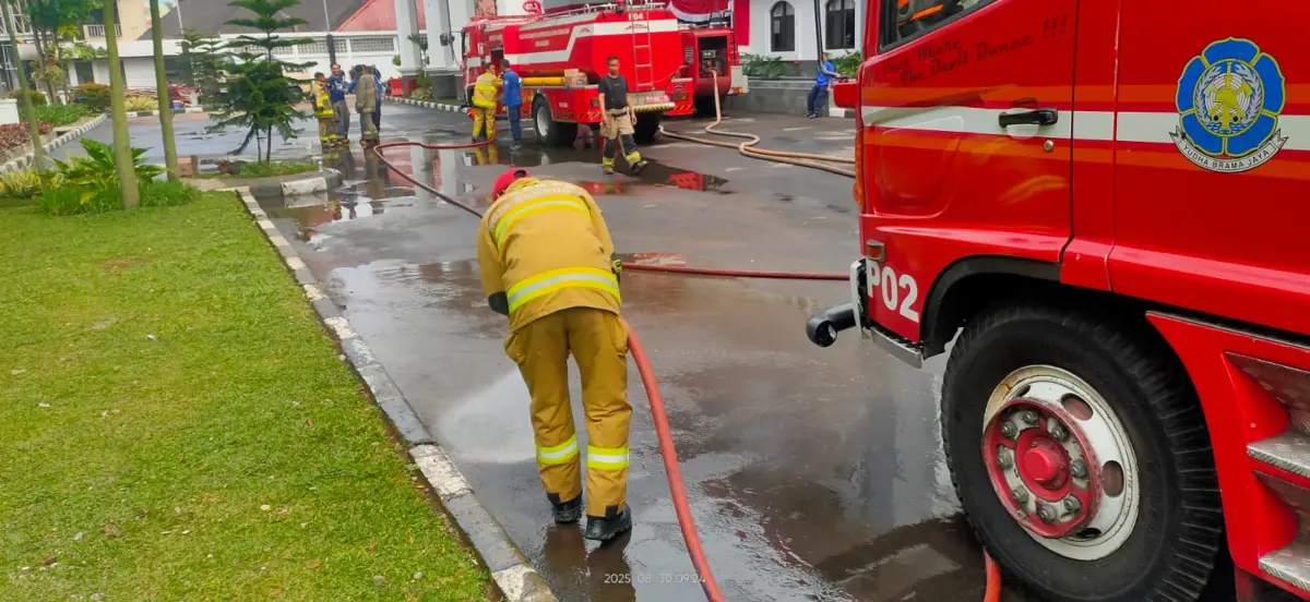 50 Personel Damkar Bandung Bersihkan Sisa Unjuk Rasa