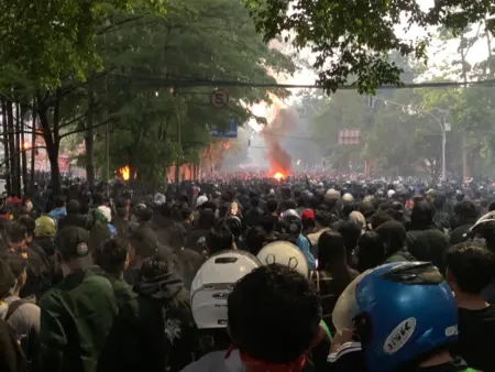 Demo di Depan Gedung DPRD Jabar Berujung Ricuh Ribuan mahasiswa dan pengemudi ojek online melakukan aksi unjuk rasa di depan Gedung DPRD Kota Bandung, Jumat (29/8/2025). (ilham/mg)