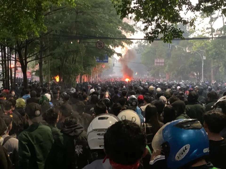 Ribuan mahasiswa dan pengemudi ojek online melakukan aksi unjuk rasa di depan Gedung DPRD Kota Bandung, Jumat (29/8/2025). (ilham/mg)