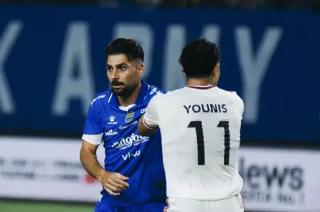 Frans Putros: Bek Asing Anyar Persib dari Timnas Irak Siap Perkuat Pertahanan Maung Bandung Frans Putros bangga bisa gabung Persib Bandung