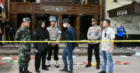Polisi Klaim Kondisi Keamanan di Cirebon Terkendali Polisi melakukan olah tempat kejadian perkara (TKP) di Gedung DPRD Kabupaten Cirebon. (istimewa)
