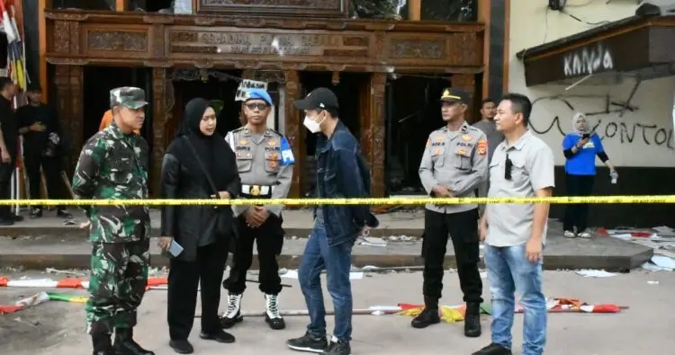 Polisi melakukan olah tempat kejadian perkara (TKP) di Gedung DPRD Kabupaten Cirebon. (istimewa)