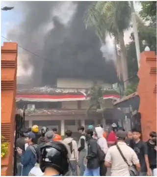 Masssa merangsek masuk ke area Gedung DPRD Kabupaten Cirebon, Sabtu (30/8/2025).