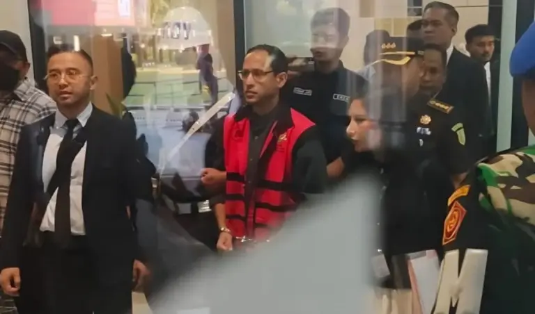 Ditetapkan Tersangka, Nadiem Makarim: Saya Tak Lakukan Apapun Nadiem Makarim menggunakan baju tahanan usai ditetapkan sebagai tersangka baru dalam kasus dugaan korupsi dalam pengadaan laptop Chromebook di Kemendikbudristek pada tahun 2019-2022 oleh Kejaksaan Agung, Kamis (4/9/2025). (istimewa)