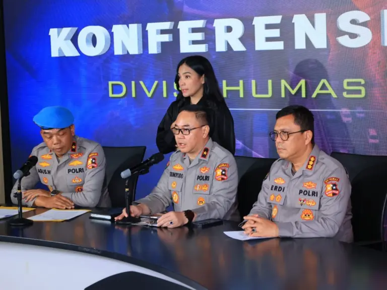 Divisi Propam Polri menggelar jumpa pers terkait kasus tewasnya pengemudi ojek online, Senin (1/9/2025). (istimewa)