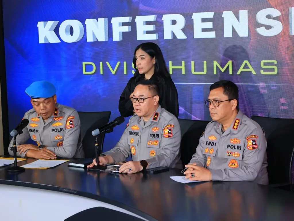 Dua Personel Brimob Kena Pelanggaran Berat Divisi Propam Polri menggelar jumpa pers terkait kasus tewasnya pengemudi ojek online, Senin (1/9/2025). (istimewa)