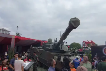 TNI Angkatan Darat memamerkan alutsista Tank Harimau dalam TNI Fair 2025 di kawasan Monumen Nasional, Jakarta. (istimewa)