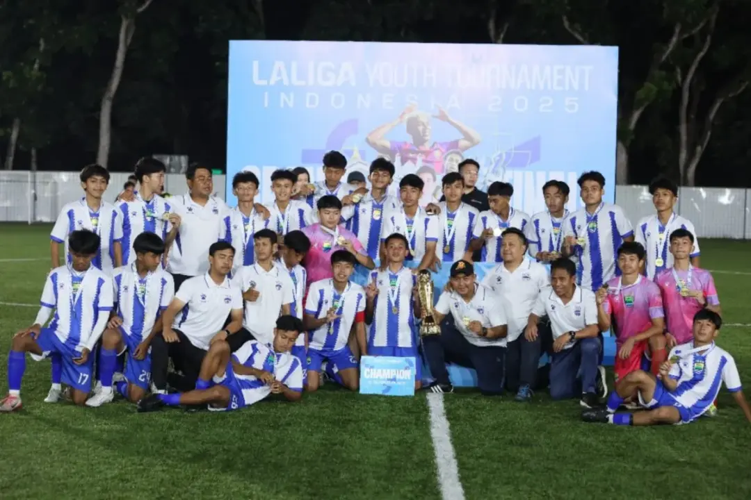 Skuad Akademi Persib Bandung merayakan kemenangan saat menjuarai ajang LALIGA Youth Tournament Indonesia 2025 kategori U-16 di Tangerang Selatan, Sabtu (13/9/2025). (istimewa)
