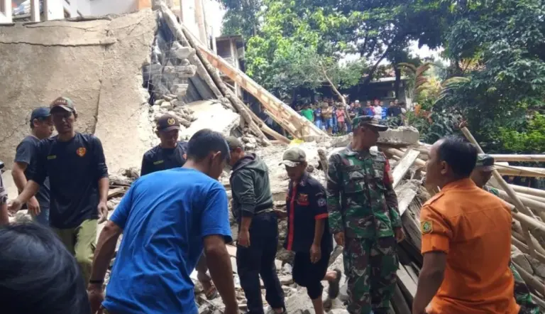 Tim gabungan masih melakukan penyisiran di lokasi ambruknya bangunan majelis (tempat berkumpul) Asobiyah di Desa Sukamakmur, Kecamatan Ciomas, Kabupaten Bogor, Minggu (7/9/2025). (istimewa).
