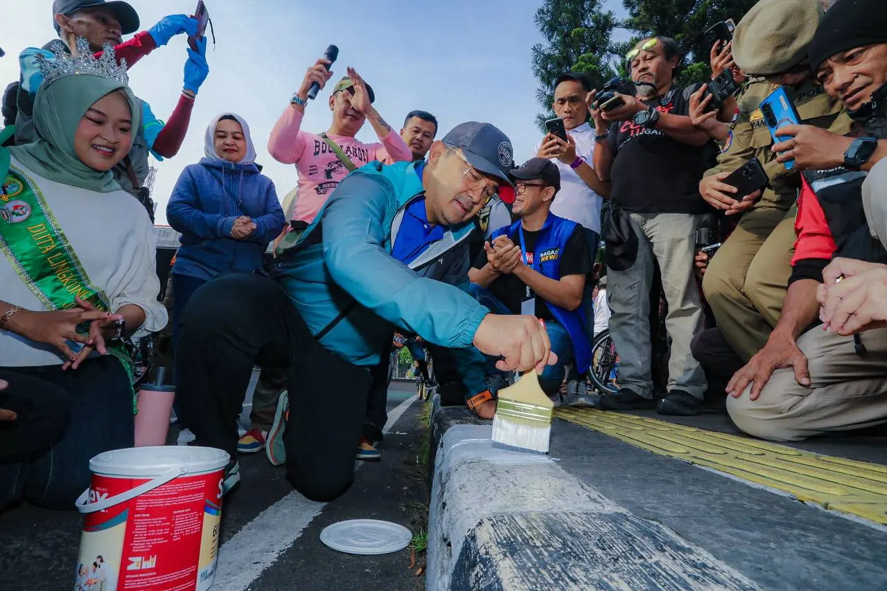 Wali Kota Bandung Muhammad Farhan saat kegiatan bebersih di Taman Cikapayang Dago-Gedung Sate, Minggu (14/9/2025). (istimewa)
