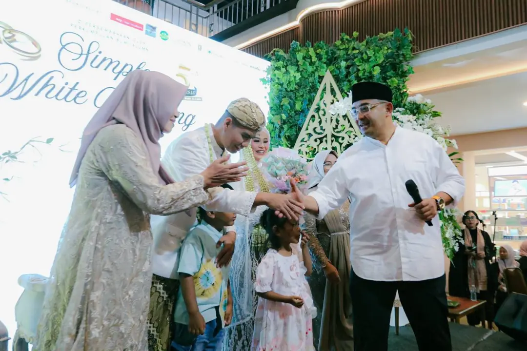 Wali Kota Bandung Muhammad Farhan, saat menghadiri kegiatan Nikah Bersama, Bazar, dan Ekshibisi UMKM 2025 di D’Botanica Mall Bandung, Minggu (21/9/2025). (istimewa)