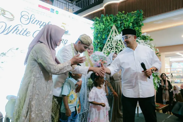 Farhan Ungkap Pasangan Baru Menikah Bisa Langsung Dapat KK Wali Kota Bandung Muhammad Farhan, saat menghadiri kegiatan Nikah Bersama, Bazar, dan Ekshibisi UMKM 2025 di D’Botanica Mall Bandung, Minggu (21/9/2025). (istimewa)