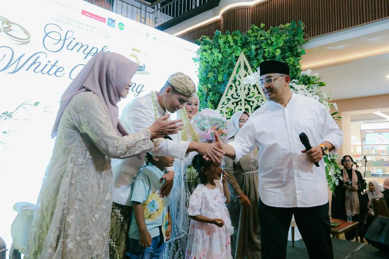 Wali Kota Bandung Muhammad Farhan, saat menghadiri kegiatan Nikah Bersama, Bazar, dan Ekshibisi UMKM 2025 di D’Botanica Mall Bandung, Minggu (21/9/2025). (istimewa)