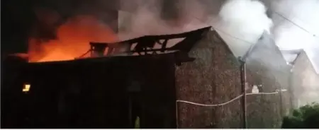Gudang sparepart sepeda motor di Jalan Pandanwangi, Desa Cinunuk, Kecamatan Cileunyi, Kabupaten Bandung, terbakar pada Sabtu (27/9/2025) malam. (istimewa)