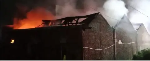 Gudang sparepart sepeda motor di Jalan Pandanwangi, Desa Cinunuk, Kecamatan Cileunyi, Kabupaten Bandung, terbakar pada Sabtu (27/9/2025) malam. (istimewa)