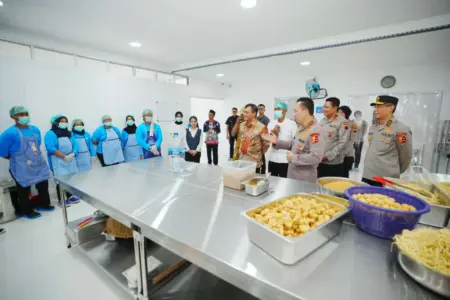 Kapolri Jenderal Listyo Sigit Prabowo meninjau Gedung Satuan Pelayanan Pemenuhan Gizi (SPPG) Pabelan di Semarang, Jawa Tengah, Selasa (23/9/2025). (humas polri)