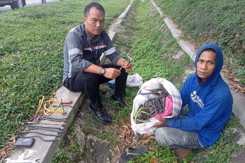 Pelaku pencurian kabel grounding di jalur kereta cepat Whoosh pada ruas Padalarang, Kabupaten Bandung Barat dibekuk oleh petugas keamanan KCIC. (istimewa)