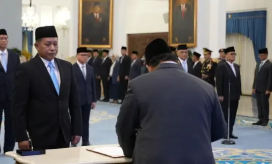 Presiden Prabowo Subianto melantik Ferry Joko Juliantono sebagai Menteri Koperasi di Istana Negara, Jakarta, Senin (8/9/2025).