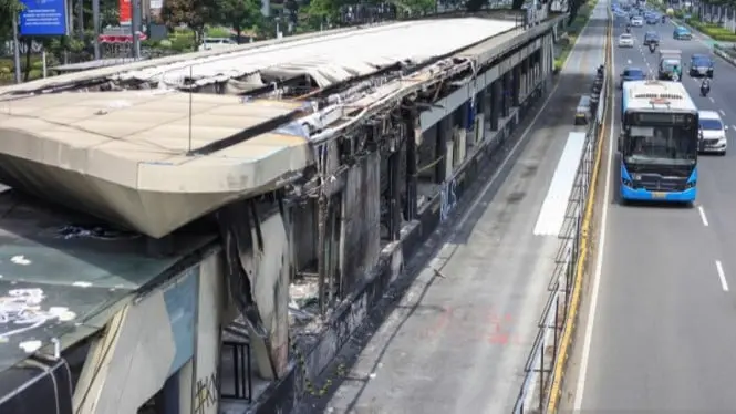 Halte bus Transjakarta yang rusak setelah aksi unjuk rasa, beberapa waktu lalu. (istimewa)