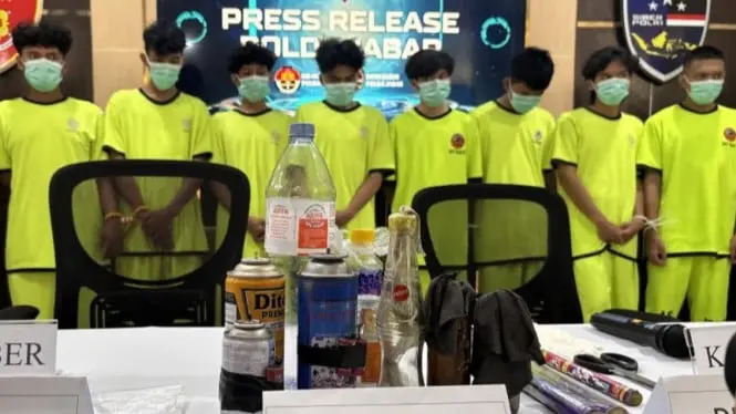 Delapan orang yang menjadi provokator dalam aksi pembakaran Wisma MPR RI di depan Gedung DPRD Jawa Barat diperlihatkan dalam jumpa pers di Mapolda Jawa Barat, Kamis (4/9/2025). (istimewa)