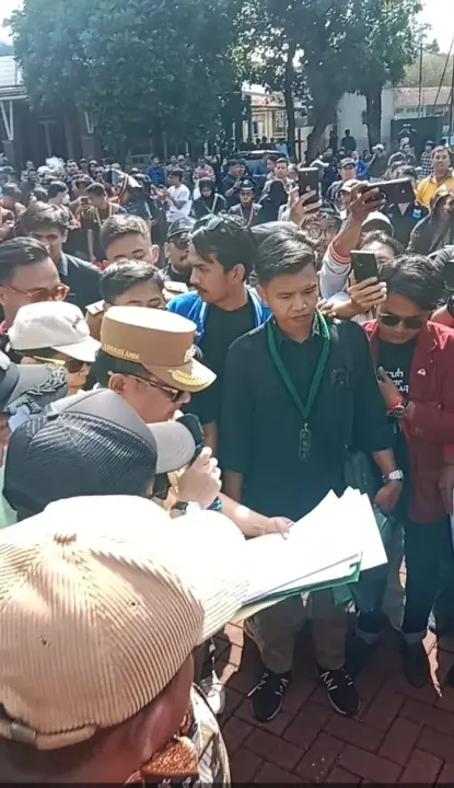 Mahasiswa dan masyarakat umum kembali menggelar aksi untuk menyuarakan aspirasi mereka di lapang Sekretariat Daerah, Jalan Pembangunan, Tarogong Kidul, Kabupaten Garut, Selasa (2/9/2025). (ridaningsih/koranmandala)