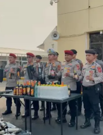 Polres Cianjur menyita 128 knalpot bising dan 524 botol minuman keras berbagai merek dari sejumlah lokasi.