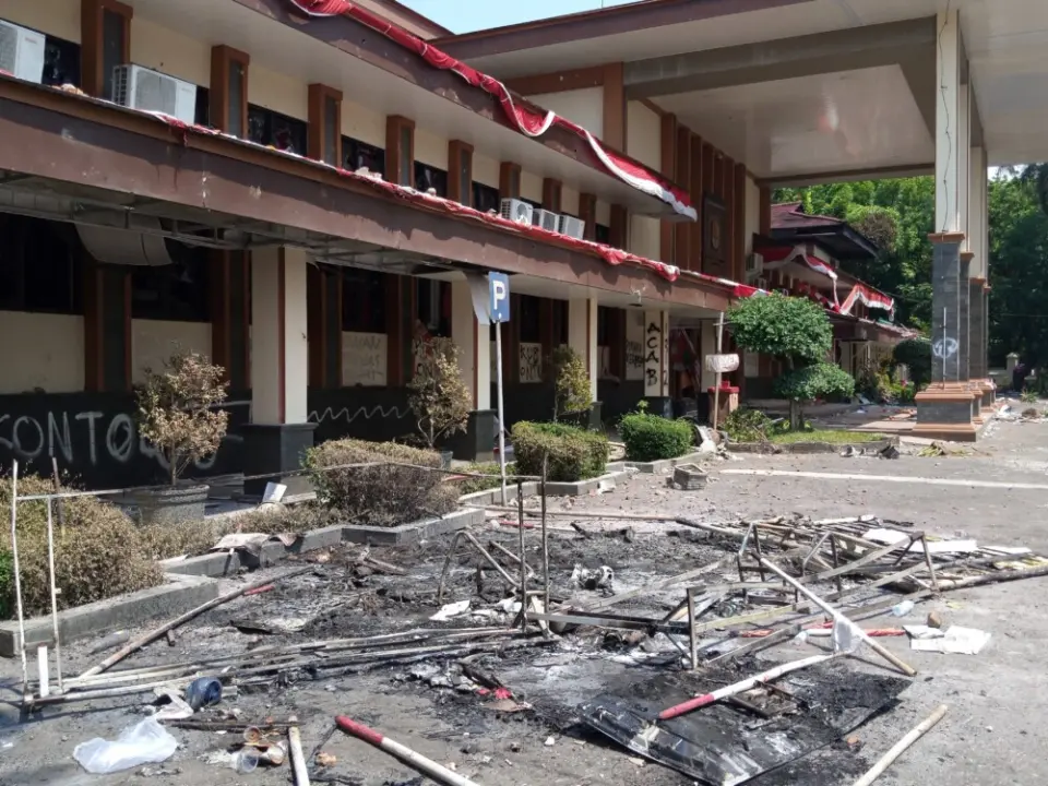 Kondisi Gedung DPRD Kabupaten Cirebon yang menjadi sasaran massa saat aksi unjuk rasa, Sabtu (30/8/2025). (istimewa)