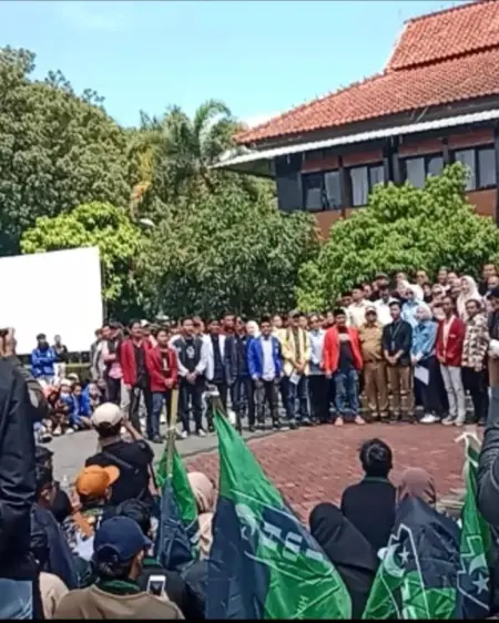 Aksi Aliansi Mahasiswa dan masyarakat umum dalam aksi Garut menggugat di lapangan Sekretariat Daerah Kabupaten Garut, Selasa (2/9/2025). (Ridaningsih/koranmandala)