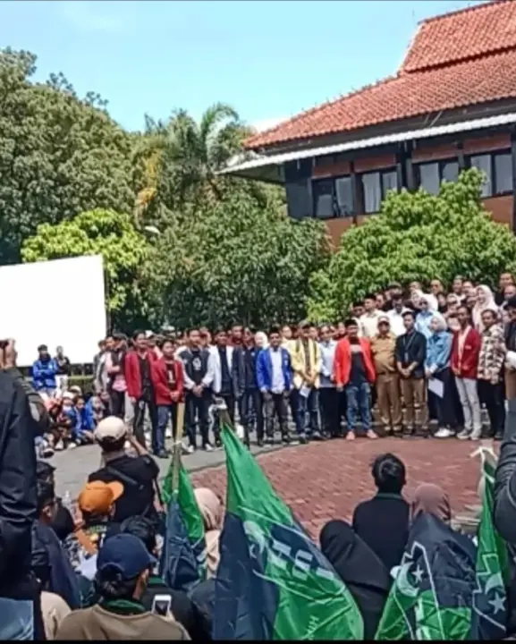 Aksi Aliansi Mahasiswa dan masyarakat umum dalam aksi Garut menggugat di lapangan Sekretariat Daerah Kabupaten Garut, Selasa (2/9/2025). (Ridaningsih/koranmandala)