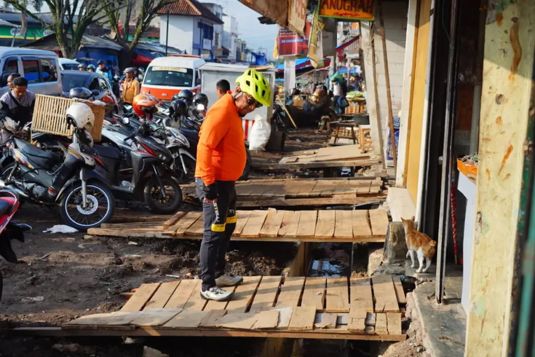 Bupati Garut Abdusy Syakur Amin, meninjau pembangunan infrastruktur di sekitaran Garut Kota, Jum'at (5/9/2025).