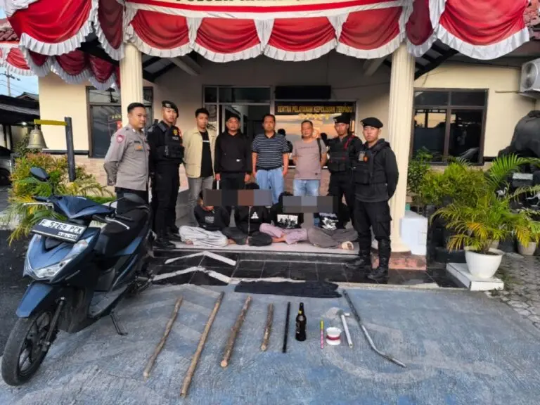 Polisi mengamankan empat remaja di Gang 5 Selatan, Desa Karangampel Kidul, Kecamatan Karangampel, Kabupaten Indramayu, Minggu (7/9) dini hari.