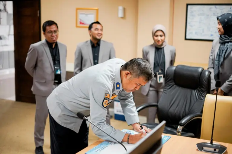 PLN UP3 Bandung Sapa Pelanggan di Hari Pelanggan Nasional 2025