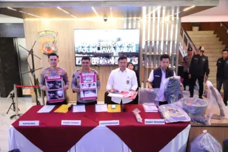 Pelaku Utama Pembunuhan Satu Keluarga Ternyata Residivis Polisi memperlihatkan barang bukti kasus pembunuhan satu keluarga di Indramayu dalam jumpa pers di Mapolda Jawa Barat, Selasa (9/9/2025). (istimewa)