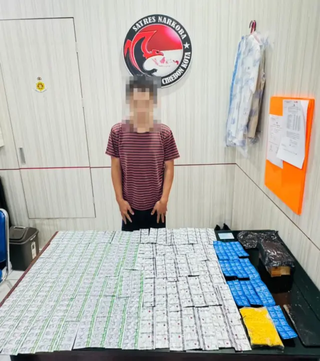 Seorang pria berinisial JS diamankan bersama ribuan butir obat psikotropika dan sediaan farmasi tanpa izin edar.