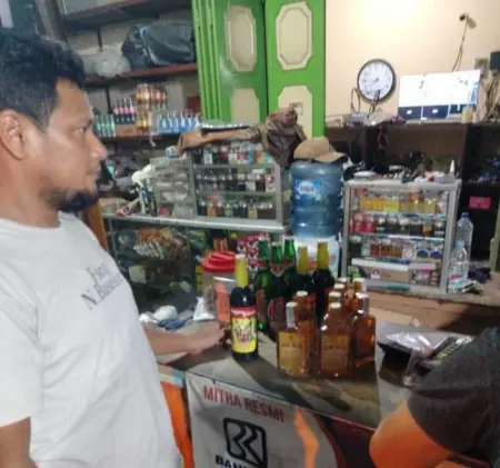 Polisi Cirebon Sita Ratusan Botol Miras Polisi berhasil mengamankan 263 botol miras tradisional dan miras pabrikan berbagai merek di sejumlah wilayah Kabupaten Cirebon.