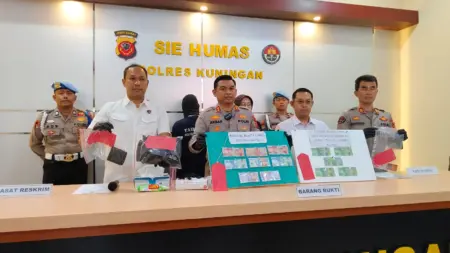 Oknum PPPK Pemkab Kuningan Dibekuk Polisi Usai Edarkan Uang Palsu R berperan sebagai pengedar sekaligus penyimpan uang palsu, sementara IP membantu mendistribusikan.