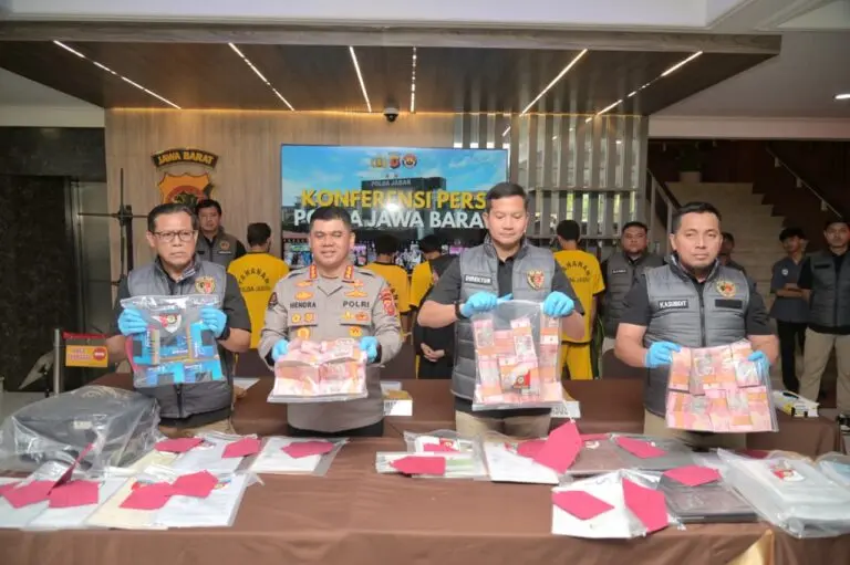 Polda Jawa Barat menggelar konferensi pers terkait kasus dugaan penyalahgunaan dana bantuan pemerintah untuk Kelompok Wirausaha Baru (KWU) di Mapolda Jawa Barat, Kamis (11/9/2025). (istimewa)