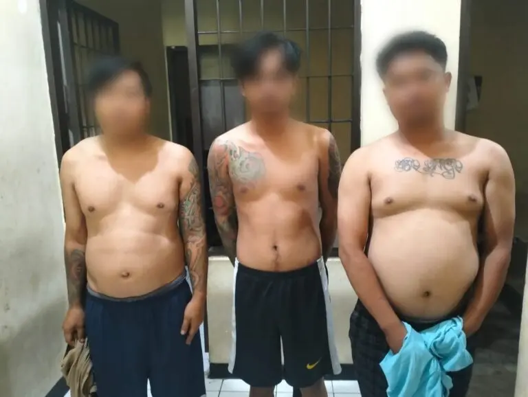 Tiga pemuda yang diduga menganiaya pedagang ayam goreng diamankan polisi.