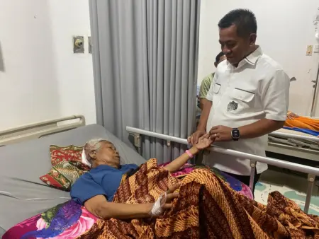Mak Sanem Alami Luka Parah Usai Jadi Korban Tabrak Lari di Karawang Mak Sanem Alami Luka Parah Usai Jadi Korban Tabrak Lari di Karawang