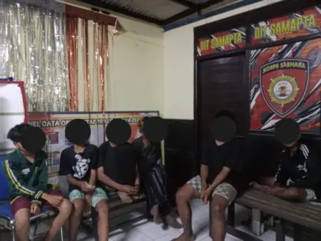 Polsek Cileunyi Pulangkan 6 Suporter Persebaya Enam suporter Persebaya Surabaya terjaring operasi penyekatan yang dilakukan Polsek Cileunyi, Jumat (12/9/2025).