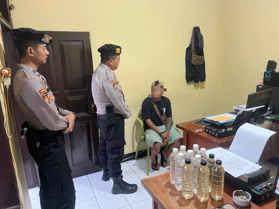 Polisi mengamankan penjual minuman keras ilegal yang meresahkan warga di wilayah Tarogong Kidul, Garut.