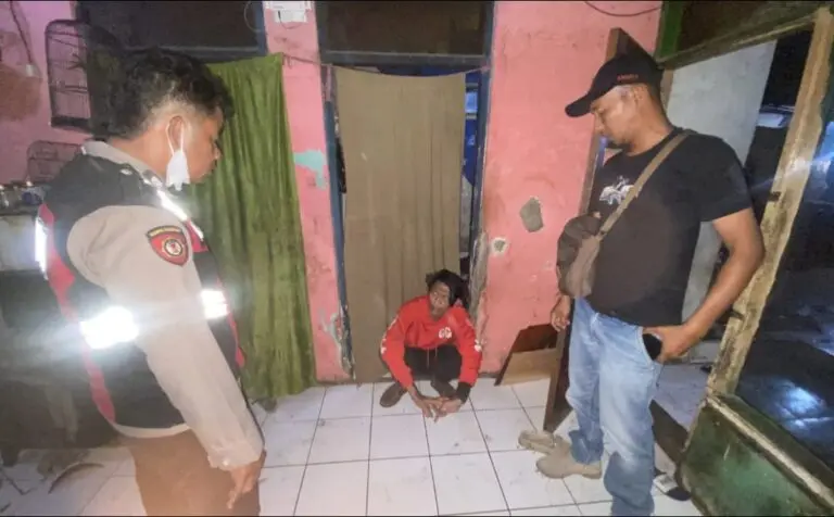 Polisi berhasil mengamankan seorang pria berinisial NN (36) di Desa Jelegong, Kecamatan Rancaekek, Kabupaten Bandung, Sabtu (13/9), karena mengamuk sambil membawa senjata tajam.