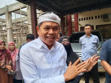 Dari 1.000, Pemprov Jabar Baru Bangun 25 Unit Rumah di Desa Karangligar Gubernur Jawa Barat Dedi Mulyadi usai memimpin Rapat Koordinasi Percepatan Insfrastruktur Jawa Barat di Karawang, Kamis (18/9/2025). (maemunah/koranmandala)