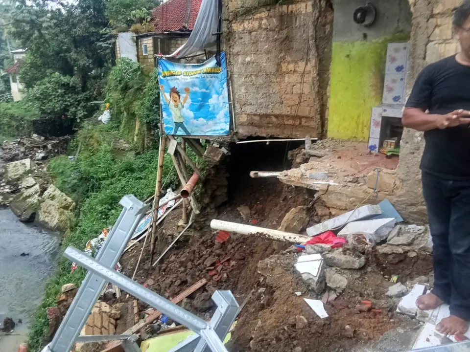 BPBD Kota Bogor melakukan pembersihan material longsor di Kampung Sawah RT 05/RW 02, Kelurahan Margajaya, Jumat (19/9/2025). (istimewa)