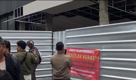 Ratusan umat Muslim yang tergabung dalam Forum Aktivis Islam Karawang menggelar aksi damai menolak rencana pembangunan tempat hiburan malam (THM) di bekas gedung Karawang Teater, Jumat (19/9/2025). (maemunah/koranmandala)