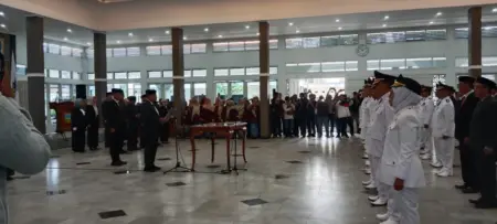 Bupati Garut Abdusy Syakur Amin, melantik dan mengambil sumpah/janji 35 pejabat struktural di lingkungan Pemerintah Kabupaten Garut di Gedung Pendopo Garut, Jumat (19/9/2025). (ridaningsih/koranmandala)
