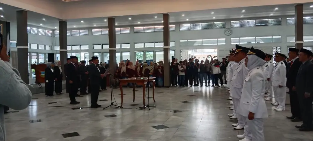 Bupati Garut Abdusy Syakur Amin, melantik dan mengambil sumpah/janji 35 pejabat struktural di lingkungan Pemerintah Kabupaten Garut di Gedung Pendopo Garut, Jumat (19/9/2025). (ridaningsih/koranmandala)